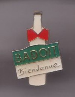 Pin's  Badoit Bienvenue Bouteille Avec Noeud Papillon . Réf 856 - Beverages