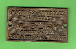 PLAQUE BRONZE PUBLICITAIRE MACHINES AGRICOLES ET VITICOLES M. BERY CONSTRUCTEUR 48 RUE DES DOOKS A TOURS - Outils Anciens