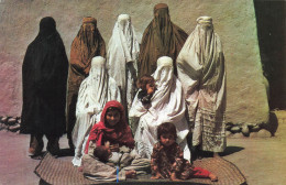 PAKISTAN - Pakistani Women In Burqa - Pastened Eastern Custumes In Pakistan - Animé - Carte Postale - Pakistán