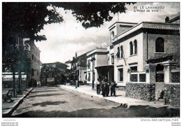 83 LE LAVANDOU L'HOTEL DE VILLE EDIT BAR TABACS CPSM FORMAT CPA - Le Lavandou