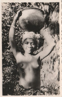 REF.AC . CPSM.PF . AFRIQUE . GUINET . LA CORVEE D'EAU EN FORET . JEUNE FEMME SEINS NUS - Guinée