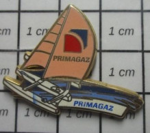 912B Pin's Pins / Beau Et Rare / SPORTS / VOILE TRIMARAN PRIMAGAZ Par STARPIN'S - Segeln