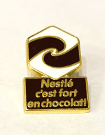 PINS ALIMENTATION  NESTLE C'EST FORT EN CHOCOLAT / Signé DRAGO  / 33NAT - Alimentation