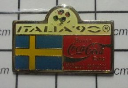 912c Pin's Pins / Beau Et Rare / SPORTS / FOOTBALL DRAPEAU SUEDE MONDIAL ITALIA 90 COCA COLA - Football