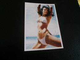 BELLE REPRODUCTION PHOTO "BELLE JEUNE FEMME BRUNE SEXY EN MAILLOT DE BAIN" .. - Personnes