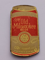 QQ09 Pin's BIERE OLD MILWAUKEE BEER Boite Metal Achat Immédiat - Beer