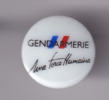 Pin's En Porcelaine Thosca Limoges Gendarmerie Une Force Humaine Réf 8485 - Militaria