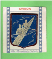 ECUSSON AVIRON CANOE CAYAK VERS 1950 SUR SON CARTON D ORIGINE FABRICATION CUIR SUR FEUTRINE MAISON SAUNIERE A ESPERAZA - Canottaggio