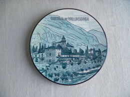 Assiette Décorative Cartuya De Valdemosa Mallorca Baléares Remparts église Et Montagne Ceramica Pintado A Mano. - Autres & Non Classés