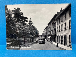 CARTOLINA BUSTO ARSIZIO VIA UGO FOSCOLO AUTOBUS AUTO D'EPOCA 1961 VIAGGIATA. - Busto Arsizio