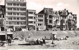 Belgique > Flandre Occidentale > WESTENDE - Strand En Zeedijk - Plage Et Digue De Mer Cpsm PF ±1960 ♥♥♥ - Westende