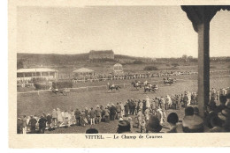 Hippisme à VITTEL (88) - Le Champ De Courses  (pendant Une Course Et Public Au Bord De La Piste) - Hippisme