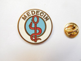 Beau Pin's En Zamac , Médical , Médecin , Caducée , Laboratoires Hoechst , Signé Coinderoux - Medical