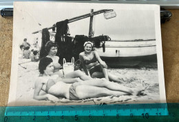 REAL PHOTO - PIN UP -  PLAGE 3 FEMMES SUR LA PLAGE - BARQUE DE PECHE (Defense De Monter ) - Pin-ups