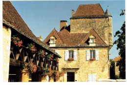 CPM FRANCE 24 DORDOGNE DOMME - La Halle Et La Maison Des Gouverneurs - 1998 - Domme