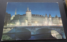 Paris, La Nuit - La Conciergerie Et La Flêche De La Sainte-Chapelle - LYNA PARIS, Paris - Paris Bei Nacht