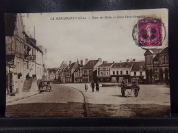 61242 . LE MERLERAULT . PLACE DES HALLES ET ROUTE PARIS GRANVILLE . OBLITEREE . HOTEL . ANCIENNE VOITURE - Le Merlerault