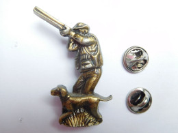 Beau Pin's En Relief , Chasse , Chasseur Et Son Chien , Double Attaches - Animals