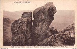 LE MASSIF DU PILAT Sentier à Travers Les « Chirats» De Rochers Des Trois-Dents - Mont Pilat