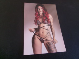 BELLE REPRODUCTION PHOTO ...BELLE FEMME SEXY AUX MULTIPLES TATOUAGES .. - Personen