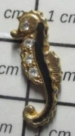 611A  Pin's Pins / Beau Et Rare / ANIMAUX / PETIT HIPPOCAMPE METAL JAUNE EMAIL NOIR ET "BRILLANTS" - Dieren