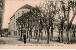 BRIE-COMTE-ROBERT: Place Des Minimes Et Le Pensionnat - Très Bon état - Brie Comte Robert