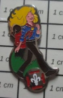 1818c Pin's Pins / Beau Et Rare / ASSOCIATIONS / SCOUT SCOUTISME ECLAIREUSE BLONDE COMME BARBIE - Associations