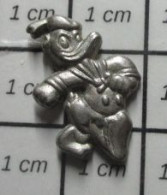 912E Pin's Pins / Rare Et De Belle Qualité !!! DISNEY / DONALD METAL ACIER FIER COMME BAR-TABAC - Disney