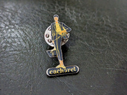 A Pins Pin's Parfum Cacharel Lapel Enamel Pin Perfume Badge Bouteille Bottle De Taille : 29 * 14 Mm Tres Bon Etat Envois - Parfum