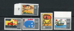 PAYS-BAS :  BIENFAISANCE  - N° Yvert 824/828** - Neufs