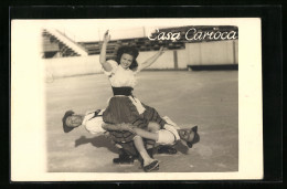 AK Eine Frau Und Zwei Männer In Tracht Beim Schlittschuhlaufen, Casa Carioca  - Patinage Artistique