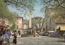 Aups La Place De L'église Un Jour De Marché - Aups