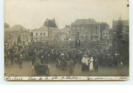 BERTRIX - RPPC - Les Chars - Vue De La Fête Patriotique - Un Concert Sur La Place - Bertrix