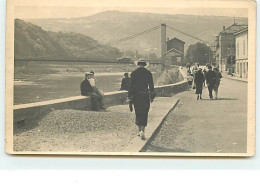 Carte Photo - Photo De Personne Marchant Sur La Route Près D'un Pont Suspendu - Bruggen