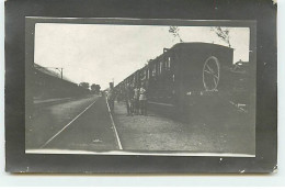 Carte Photo - Une Gare D'un Pays De L'Est - Bahnhof - Estaciones Con Trenes