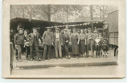 Carte Photo à Localiser - Groupe à L'entrée D'un Marché - Marchés