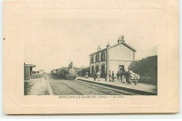 MOULINS LA MARCHE - La Gare - Arrivée D'un Train - Moulins La Marche