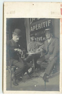 Carte Photo à Localiser - Hommes Buvant Un Apéritif à Une Terrasse De Café - Cafés