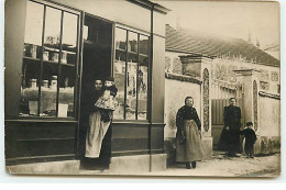 Carte Photo - Femmes Sur Le Pas De Porte D'un Magasin - Shops