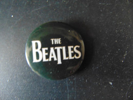 Badge " The Beatles " 2006 - Objets Dérivés