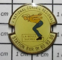 811H Pin's Pins / Beau Et Rare / SPORTS / PETANQUE NATIONAL CONSEIL FREGIONAL LA BOULE SUCREE STATION BAR - Petanque