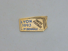 Pin's 1° BIENNALE DES CARTES POSTALES, LYON 1993 - Associations