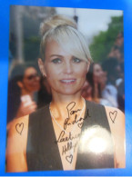 AUTOGRAPHE DE LAETICIA HALLYDAY SUR PHOTO - Télévision & Internet