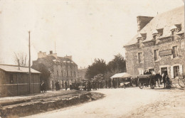 CARTE PHOTO.   UNE PLACE. CAFE. A LA DESCENTE DU TRAIN - Audierne