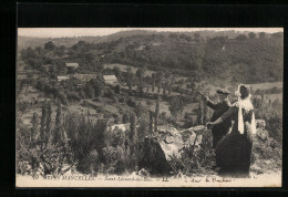 CPA Saint-Leonard-des-Bois, Wanderer En Costume Typique, Blick Ins Tal  - Saint Leonard Des Bois