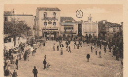 30 - Gallargues - La Place De La Mairie Après La Course - Gallargues-le-Montueux