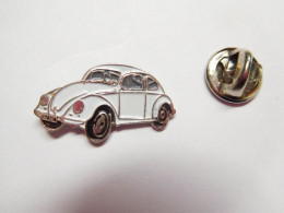 Beau Pin's , Auto VW Volkswagen Coccinelle , Blanche Sur Fond Argent Lisse , Dimensions : 15X25 Mm - Volkswagen