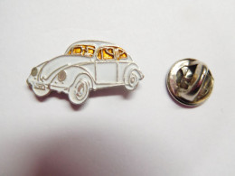 Beau Pin's , Auto VW Volkswagen Coccinelle , Blanche Sur Fond Argent Lisse , Vitres Jaunes , Dimensions : 15X25 Mm - Volkswagen