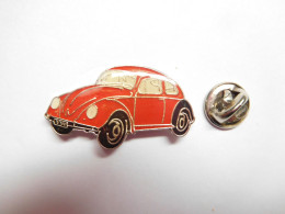 Beau Pin's , Auto VW Volkswagen Coccinelle , Rouge Sur Fond Argent Quadrillé  , Dimensions : 20X35 Mm - Volkswagen