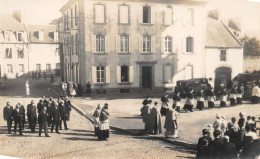 ¤¤  -  PLOUDALMEZEAU  -  Carte-Photo D'un Défilé Religieux Sur La Place De L'Eglise  -  La Poste    -   ¤¤ - Ploudalmézeau